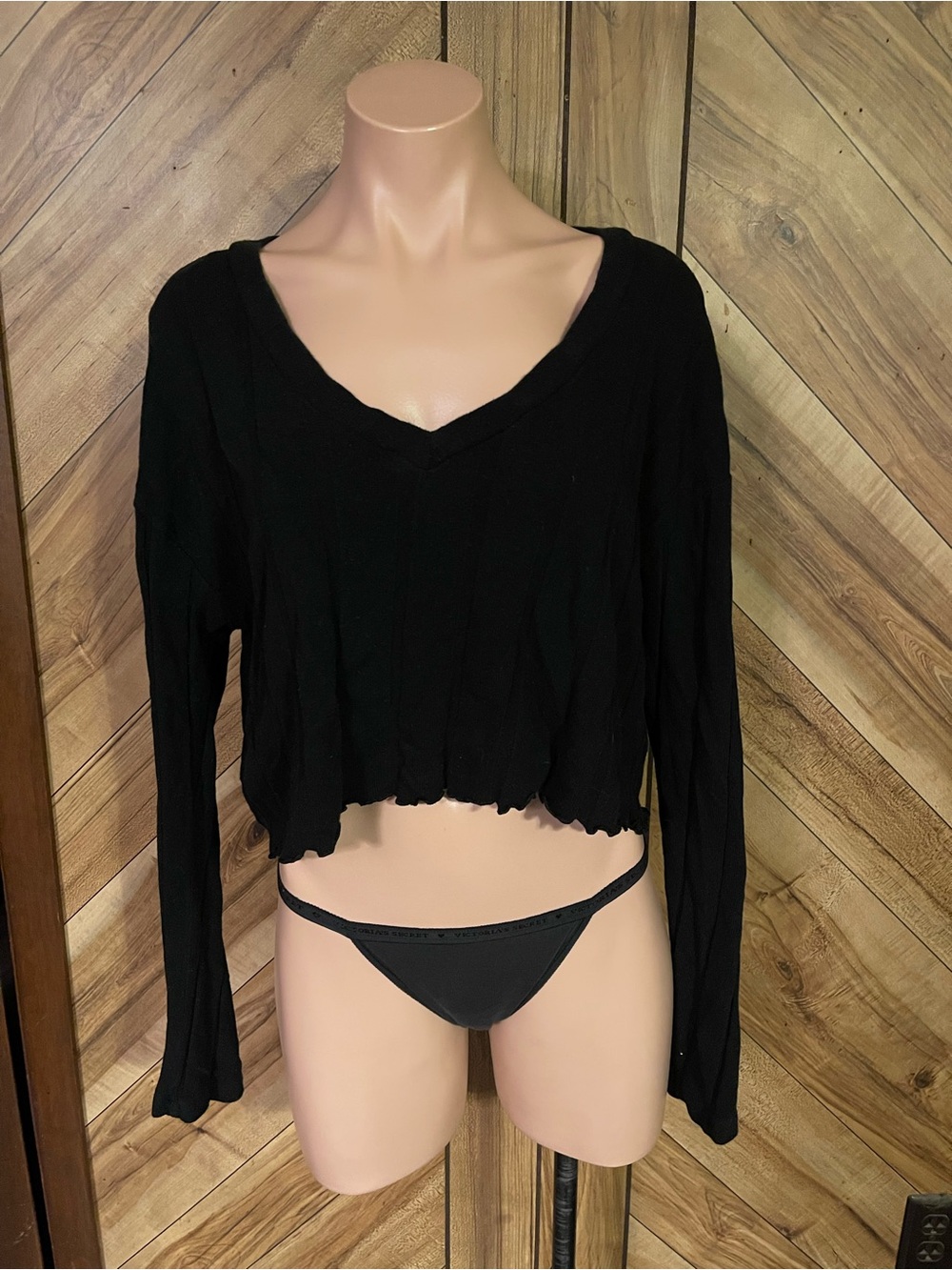Aeropostale Womens M Black Crop Top Long Sleeve V Neck Ribbed Knit Shirt Medium - Picture 2 of 11